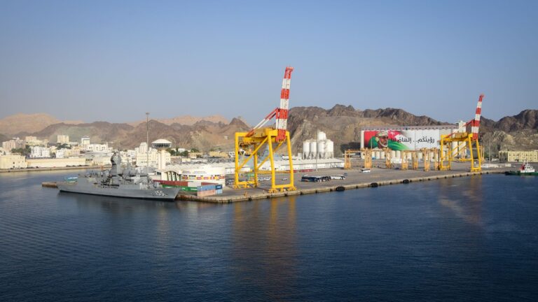 Houthi rebels port city
